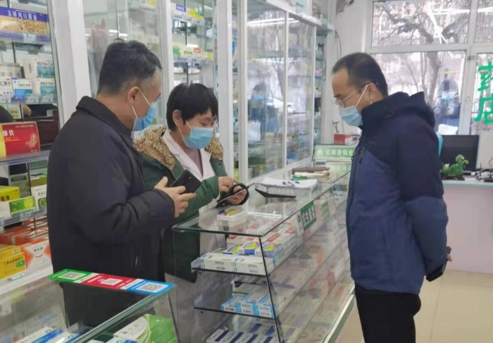 图为吉林省药监局督导检查组检查药店质量安全。