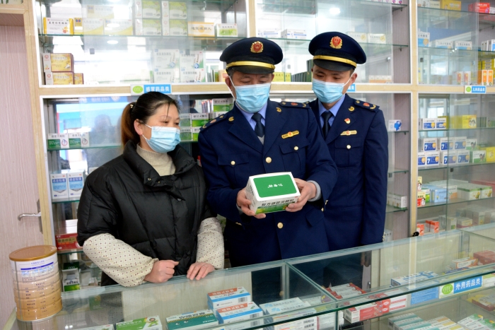 图为该局石沱镇市场监管所执法人员在一家药店检查。