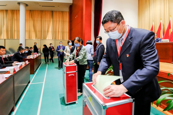 图为2021年6月16日，中共山东省药监局机关第一次代表大会举行省局机关第一届委员会委员和第一届纪律检查委员会委员选举投票。