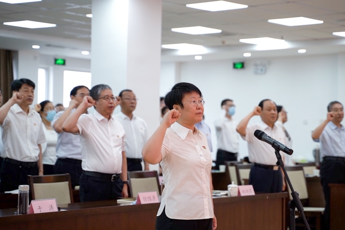 图为2021年7月1日，山东省药监局组织党员观看庆祝中国共产党成立100周年大会并进行集体宣誓。