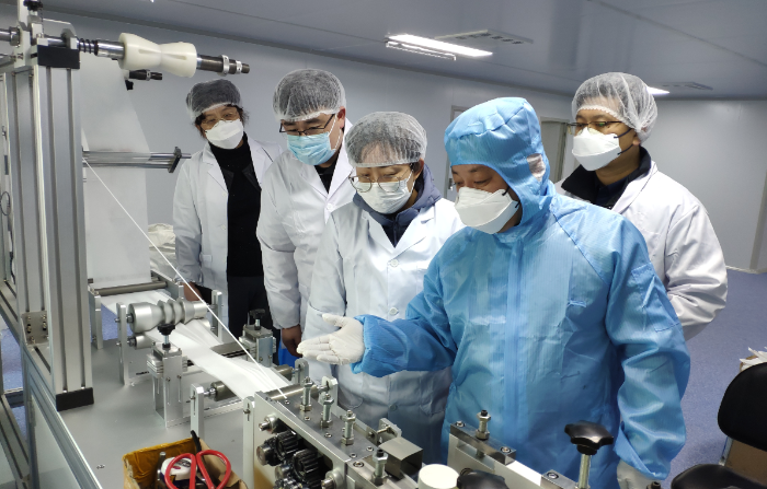 图为2021年3月，山东省药监局区域检查第四分局监管人员检查医用口罩生产企业。
