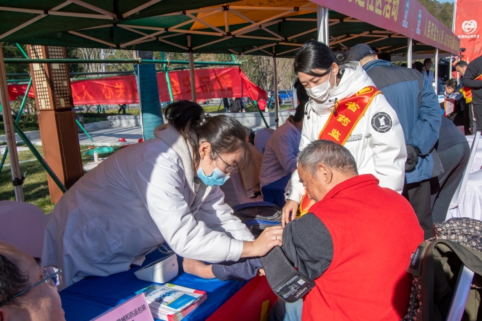图为2021年12月4日，山东省安全用药进社区活动中，山东省药监局组织专业人员为群众义诊。