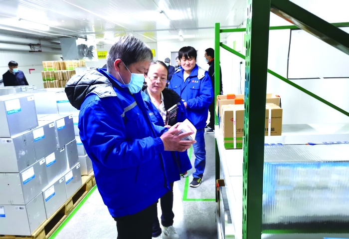 图为2021年10月21日，山东省药监局副局长林炳勇（左一）赴瑞康医药（山东）有限公司检查疫苗储运情况。