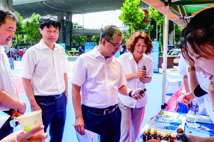 图为2021年7月19日，山东省药监局副局长任绍彦（左三）参加医疗器械安全宣传进社区活动。