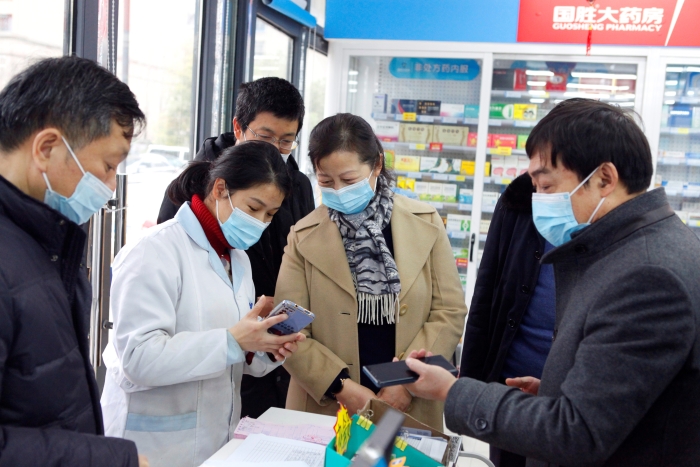 图为安徽省药监局局长吴丽华（左四）检查“一退两抗”药品的实名销售登记情况。（邵亮  摄）