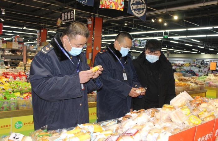 图为执法人员在一商场检查食品安全。