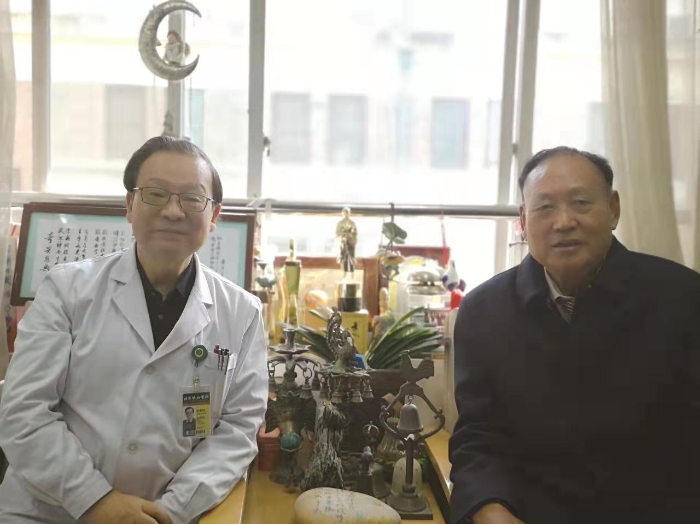 图为中国工程院院士郎景和（左）与赵步长教授畅谈“健康三保”。