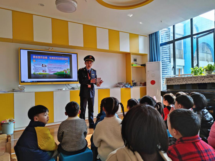 图为3月3日执法人员给南丰县第二幼儿园的学生们讲解安全用药知识。