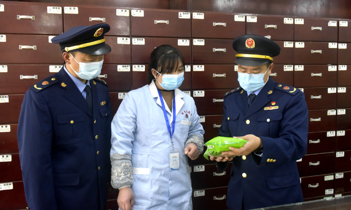 图为龙潭镇执法人员检查中药饮片是否霉烂变质。