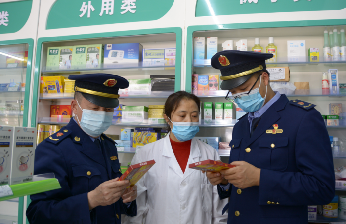 图为3月11日执法人员在武陵山景区附近药店检查械字号膏药。