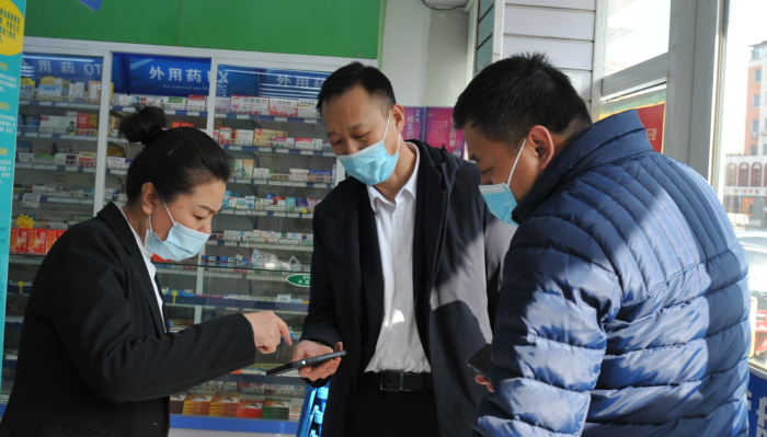 图为锦州市市场监管局局长宋跃卓（右二）带队在一家药店暗访。