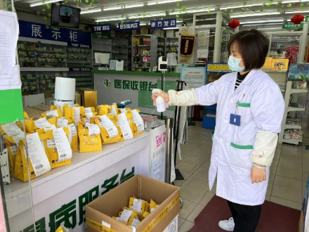 许小燕在华氏大药房清涧店对封控小区居民选配药品和防疫物资进行消毒