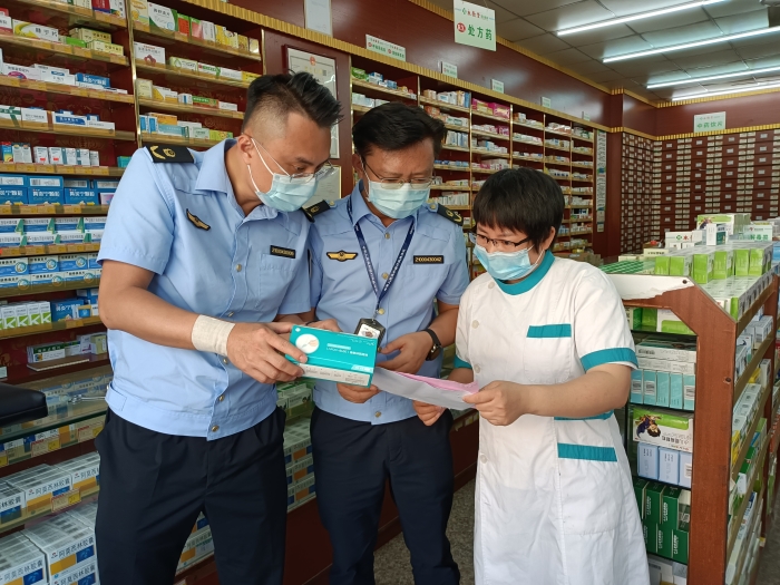 图为该局监管人员对一家药店进行新冠病毒抗原检测试剂检查和指导。