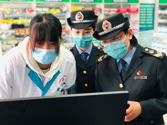 图为北京市昌平区市场监管局监管人员在药店进行检查。