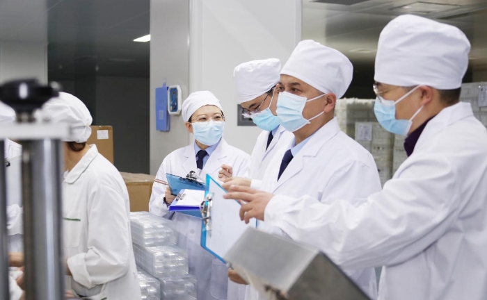 近日，新疆维吾尔自治区药监局监管人员在药品生产企业开展监督检查。（马少宾摄）
