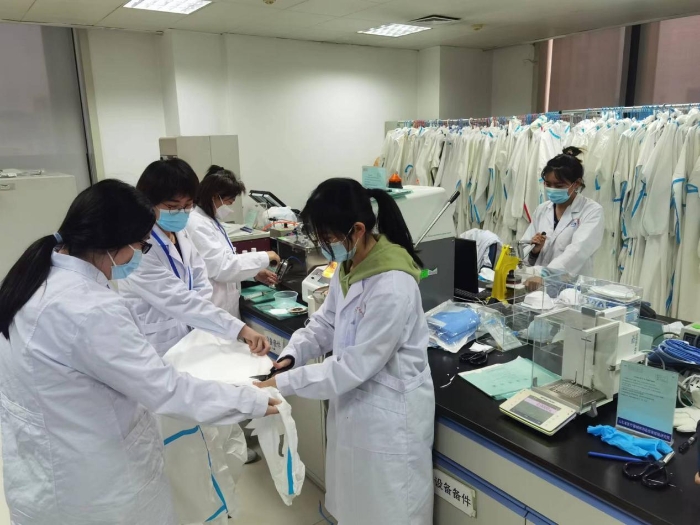图为山东省医疗器械和药品包装检验研究院应急检验团队检测医用一次性防护服。