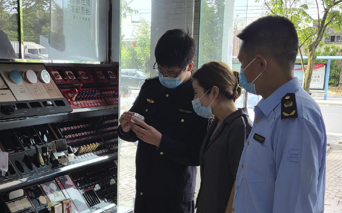 图为执法人员在化妆品经营门店检查。