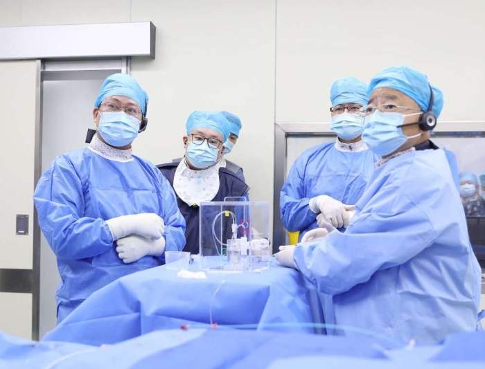 图为滕皋军院士（右一）带领团队成员正在为患者实施手术。
