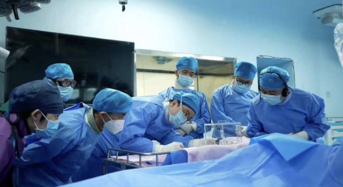 圖為向華教授帶領湖南省人民醫院介入血管外科團隊施行手術。