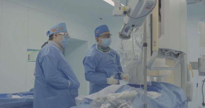 图为刘青光教授带领西安交通大学第一附属医院团队施行手术。