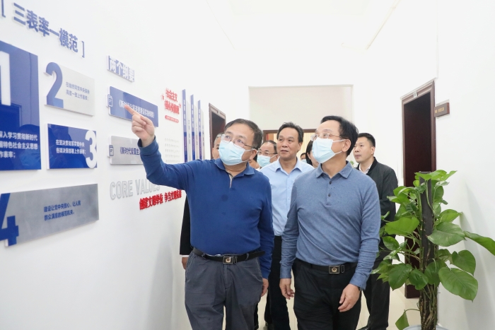 图为向曙光局长在湖南省药品核查中心考察。（右一）