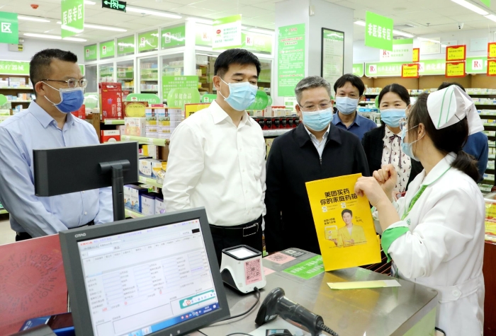 图为广西壮族自治区药监局局长黄琛（左三）带队在基层零售药店检查调研。