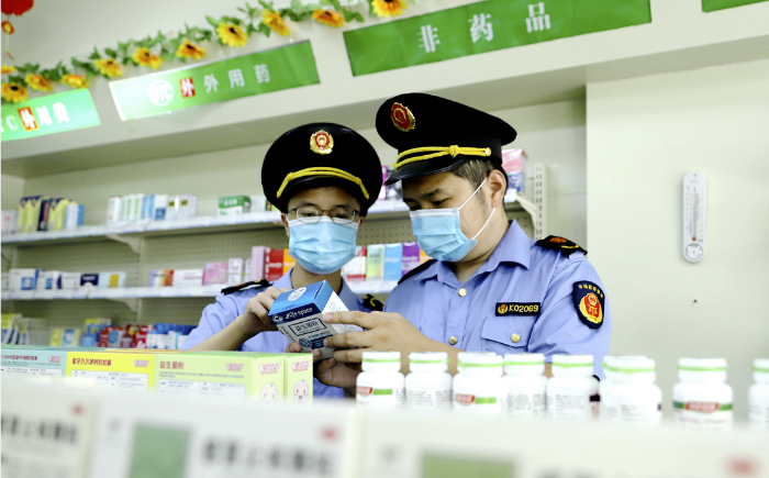 图为5月25日，渝水区市场监管局执法人员在一家社区卫生服务中心检查药品质量。