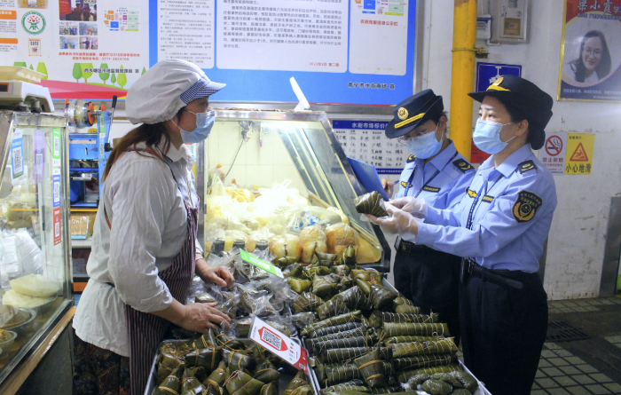 图为5月25日，南宁西乡塘区市场监管局执法人员在水街市场开展端午节前相关食品安全检查。