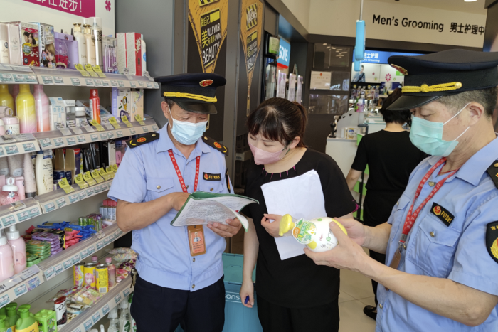 图为5月30日，南丰县市场监管局执法人员在一家化妆品专卖店开展儿童化妆品安全使用科普。