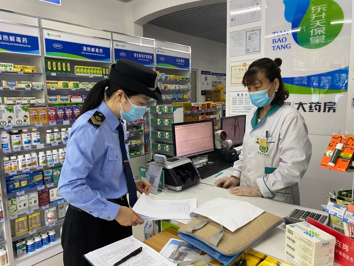 图为海淀区市场监管局执法人员织密织牢药店疫情防控网，强化药店检查。