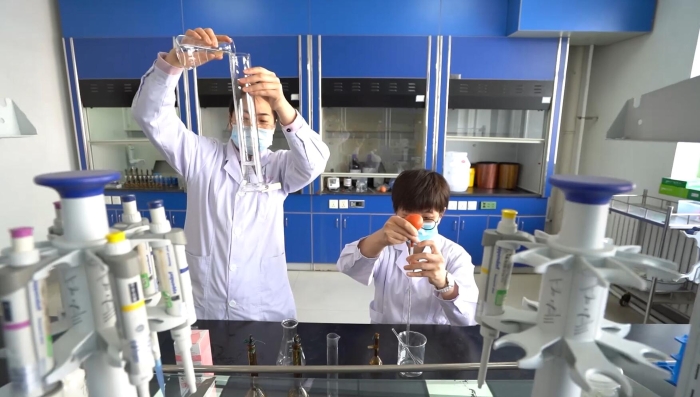 图为检验人员做化妆品样品提取实验.(叶阳欢摄)