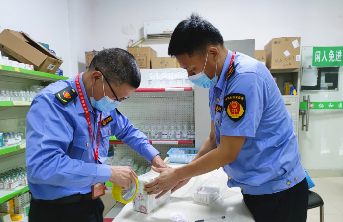 图为南丰县市场监管局在一家民营医院对抽检药品进行检查。