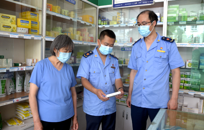 图为6月22日，该局大顺镇市场监管所执法人员在一家药店检查药品储存情况。