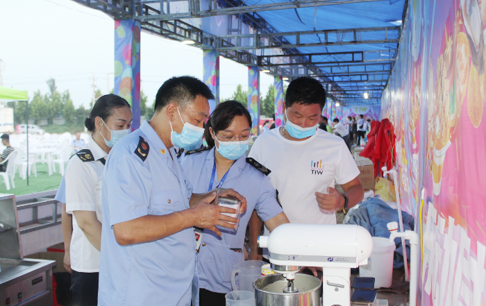 图为尉氏县市场监管局执法人员在一家饮食摊点排查食品安全隐患。