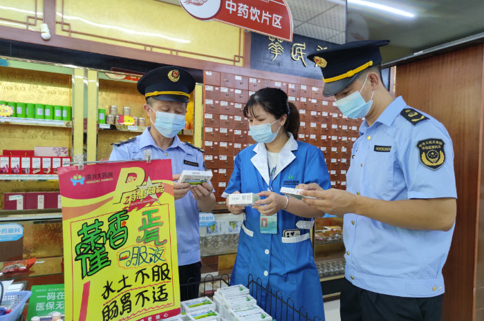 图为南丰县市场监管局执法人员在一家零售药店检查。