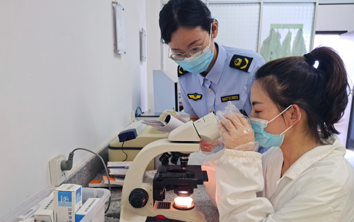 图为7月19日于都县市场监管局药品检测人员在药品检测室检验药品质量。