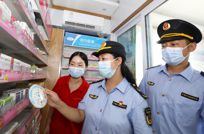 图为淮北市市场监管局执法人员在一家药店检查药品存放环境。