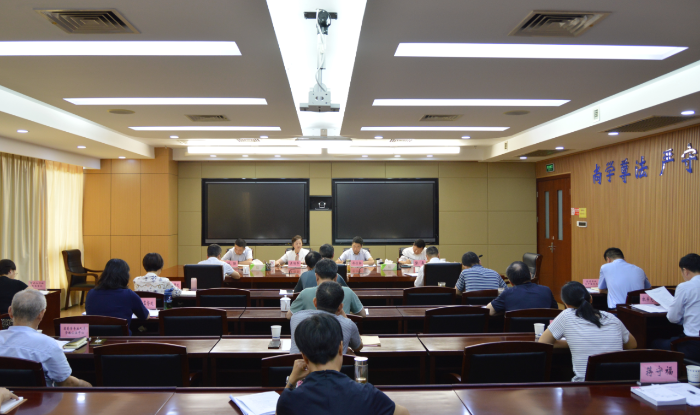 图为安徽省药监局召开药品安全专项整治行动领导小组会议现场。
