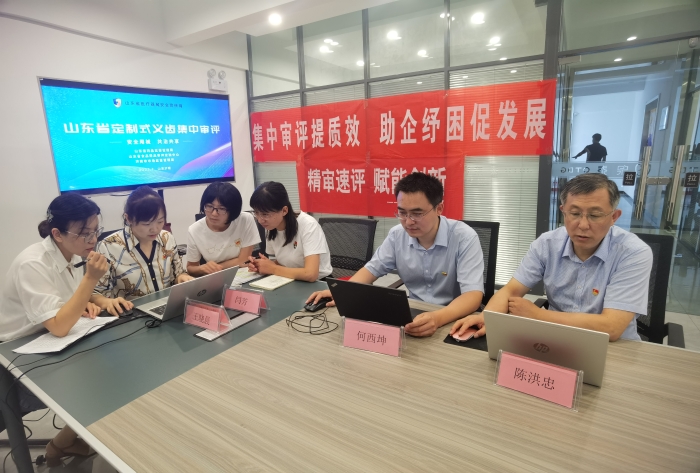 图为山东省药监局等单位在义齿生产企业开展“集中审评提质增效 助企纾困促发展”活动 图为山东省药监局等单位在义齿生产企业开展“集中审评提质增效 助企纾困促发展”活动