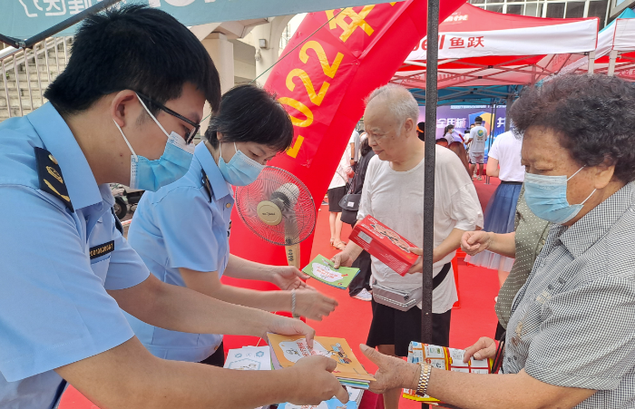 图为南宁市市场监管局执法人员向市民发放医疗器械宣传资料。