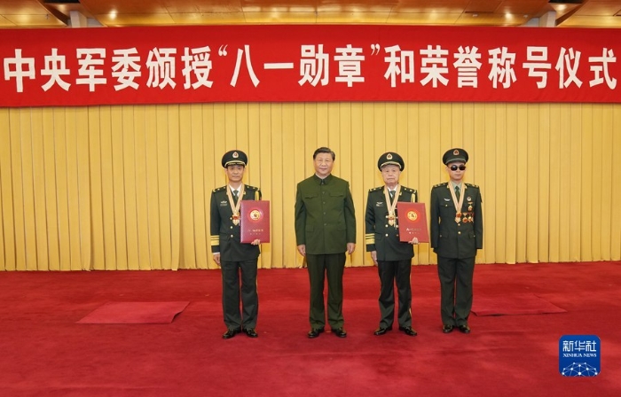7月27日，中央军委颁授“八一勋章”和荣誉称号仪式在北京八一大楼隆重举行。中共中央总书记、国家主席、中央军委主席习近平向“八一勋章”获得者颁授勋章和证书，向获得荣誉称号的单位颁授荣誉奖旗。这是习近平同获得“八一勋章”的同志集体合影。新华社记者 李刚 摄
