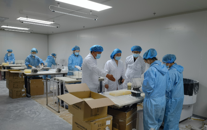 图为第一分局监管人员在山东鼎华医疗器械有限公司检查咽拭子生产情况。