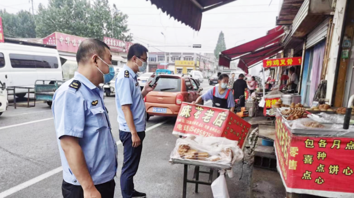 图为该局执法人员在一家餐饮店检查场所卫生。