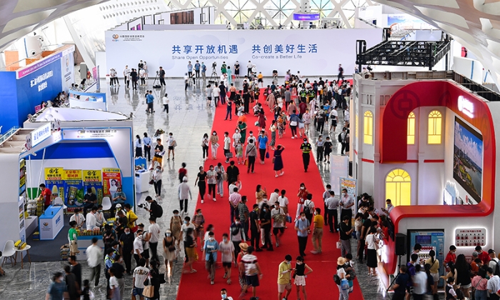 观众在第二届中国国际消费品博览会现场参观（2022年7月29日摄）。新华社记者 杨冠宇 摄
