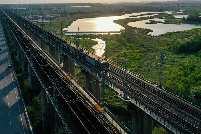 重载列车行驶在大秦铁路上（2022年7月16日摄，无人机照片）。为做好迎峰度夏能源保供工作，中国铁路太原局集团有限公司在确保运输安全的前提下全力提升煤炭运量。新华社记者 曹阳 摄