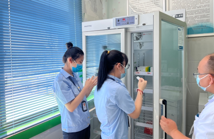 7月27日，安徽省明光市市场监管局工作人员对张八岭镇卫生院储存药品进行检查。