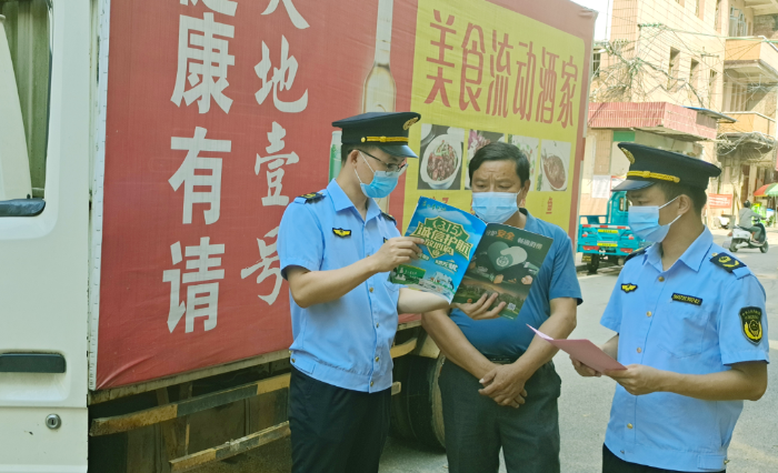 图为8月9日，于都县市场监管局执法人员在乡镇对流动酒家进行检查。