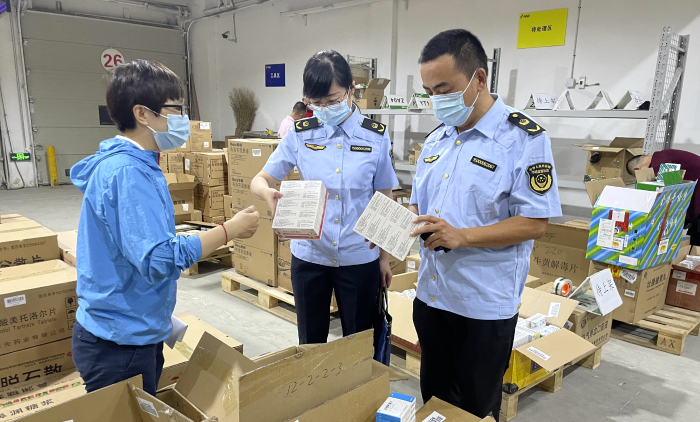 图为山东省药监局执法人员对不合格药品库存情况进行检查。