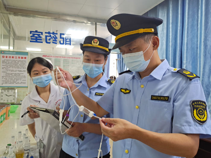 图为8月15日，该局执法人员在一家乡镇卫生院检查无菌和植入性医疗器械。