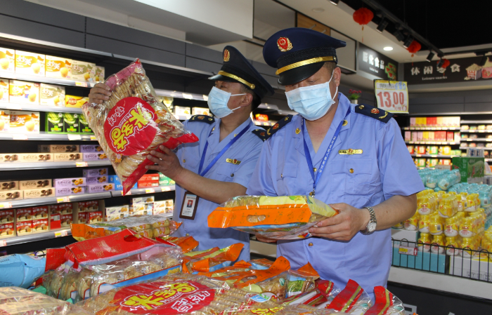 图为该局执法人员在一家农村超市查看食品包装。